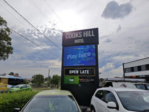 SydneyLEDSigns-outdoor-sign-display-1-hotel